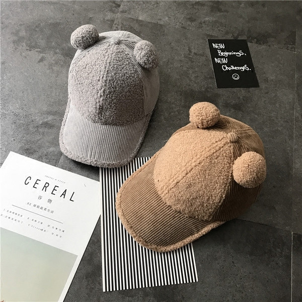 Стилна дамска шапка с козирка и 3D елемент 