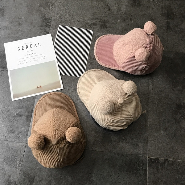 Стилна дамска шапка с козирка и 3D елемент 