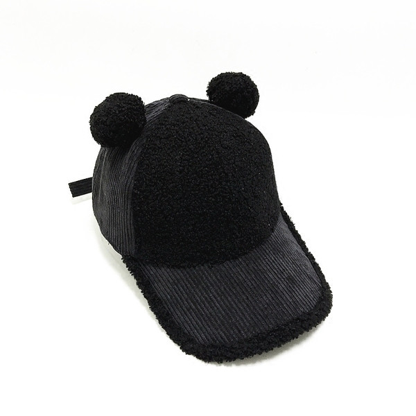 Стилна дамска шапка с козирка и 3D елемент 