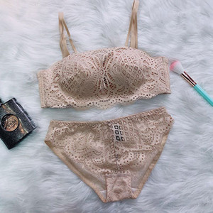 Γυναικεία εσώρουχα σε διάφορα χρώματα