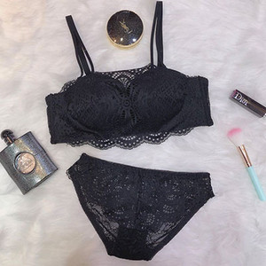 Γυναικεία εσώρουχα σε διάφορα χρώματα