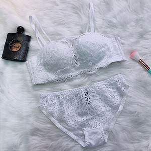 Γυναικεία εσώρουχα σε διάφορα χρώματα