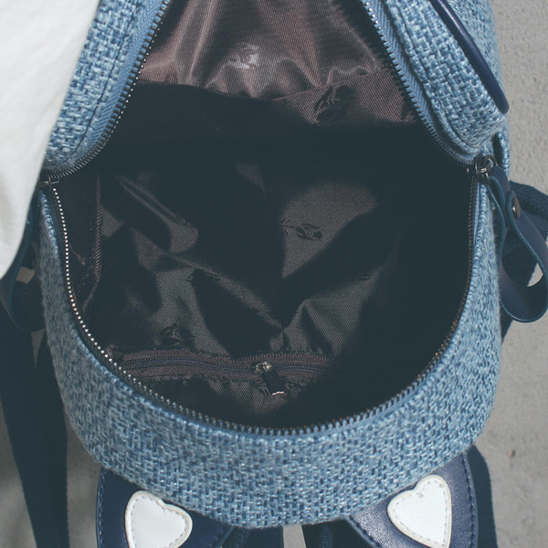 Нов модел дамска раница с 3D елементи в два цвята