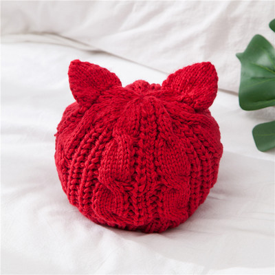 Pălărie modernă pentru femei tricotată cu element 3D