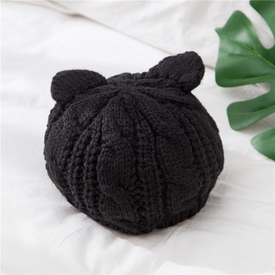 Pălărie modernă pentru femei tricotată cu element 3D