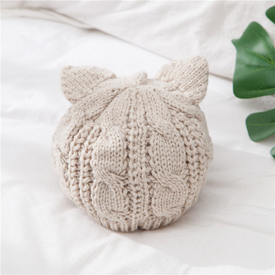 Pălărie modernă pentru femei tricotată cu element 3D