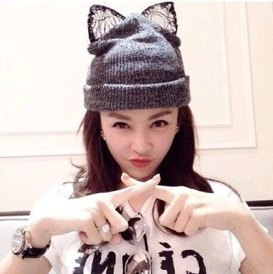 Aктуална дамска шапка с емблема и 3D елемент 