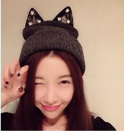 Aктуална дамска шапка с емблема и 3D елемент