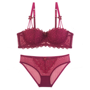 Μοντέρνο σετ εσωρούχων με ιμάντες