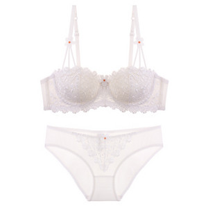 Μοντέρνο σετ εσωρούχων με ιμάντες