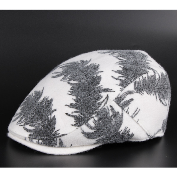 Модерен мъжки каскет с апликация в два цвята