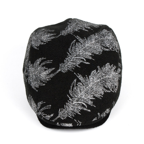 Модерен мъжки каскет с апликация в два цвята