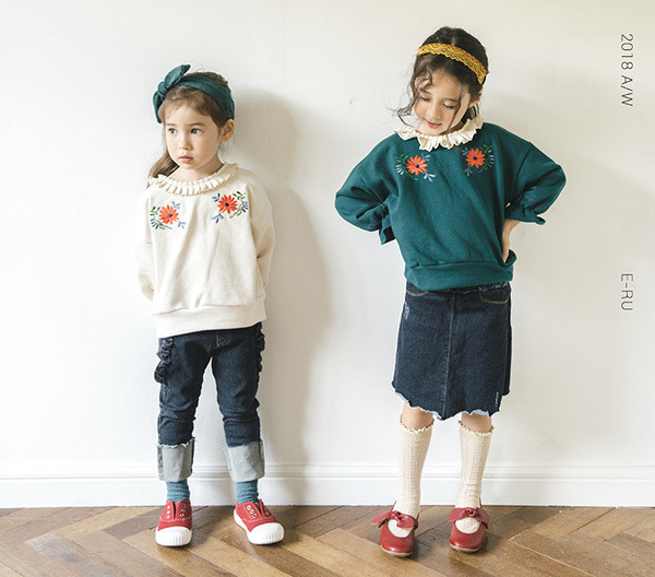 Μοντέρνα παιδική μπλούζα για κορίτσια με λουλούδια σε δύο χρώματα