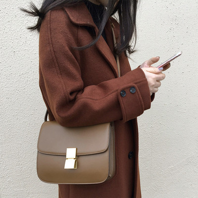 Модерно дамско палто с джобове и V-образна яка в два цвята