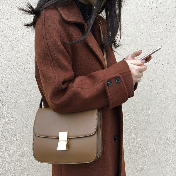 Модерно дамско палто с джобове и V-образна яка в два цвята 