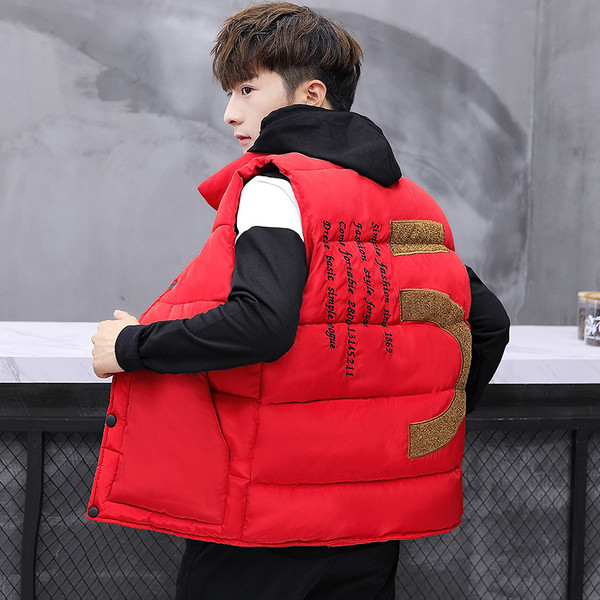 Мъжки спортен елек с джобове и щампа на гърба