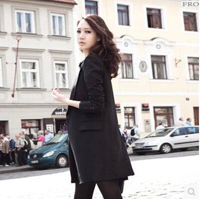 Стилно дамско палто с джобове в черен и бял цвят 