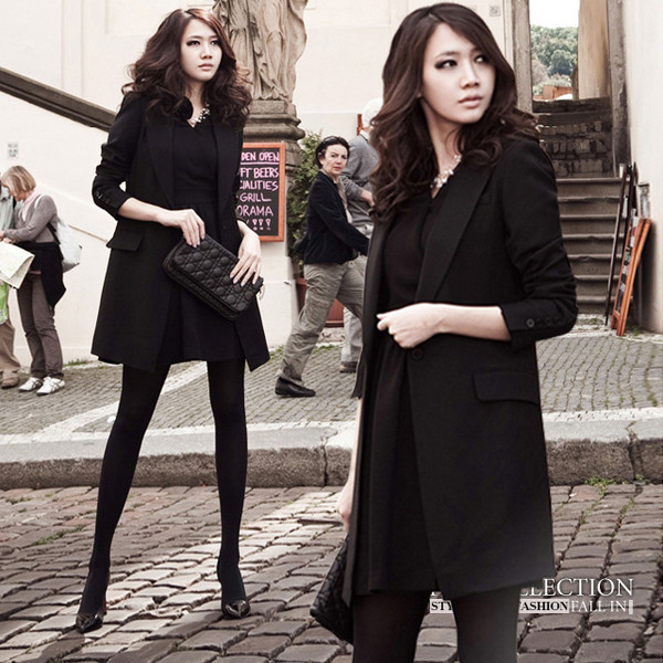 Стилно дамско палто с джобове в черен и бял цвят 