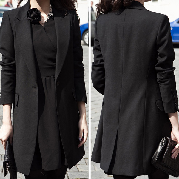 Стилно дамско палто с джобове в черен и бял цвят 