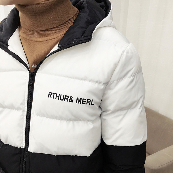 Мъжко спортно яке с качулка и надпис в бял и черен цвят