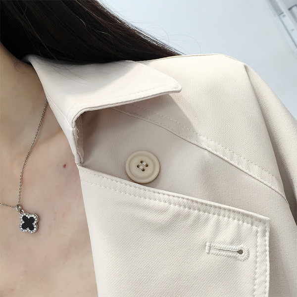 Стилно дамско палто дълъг модел с V-образна яка в бежов цвят 