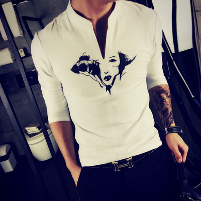 Мъжка стилна риза с V-образно деколте и щампа