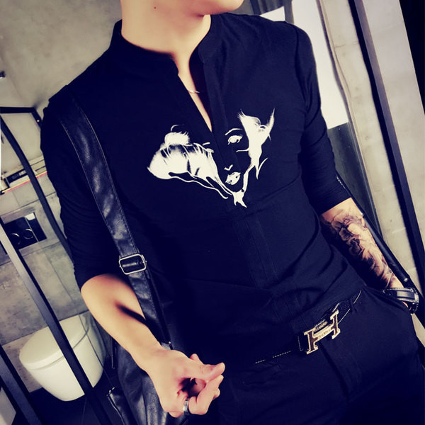 Мъжка стилна риза с V-образно деколте и щампа