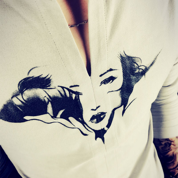 Мъжка стилна риза с V-образно деколте и щампа