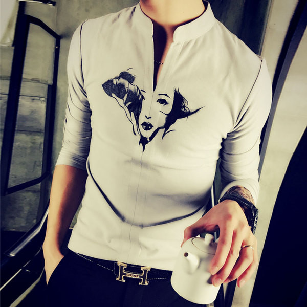 Мъжка стилна риза с V-образно деколте и щампа