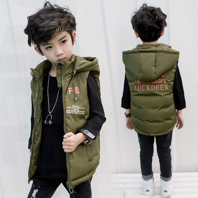 Модерен детски елек за момчета в три цвята с надпис на гърба