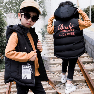 Модерен детски елек за момчета в три цвята с надпис на гърба