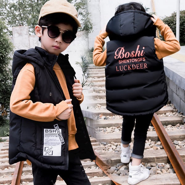 Модерен детски елек за момчета в три цвята с надпис на гърба