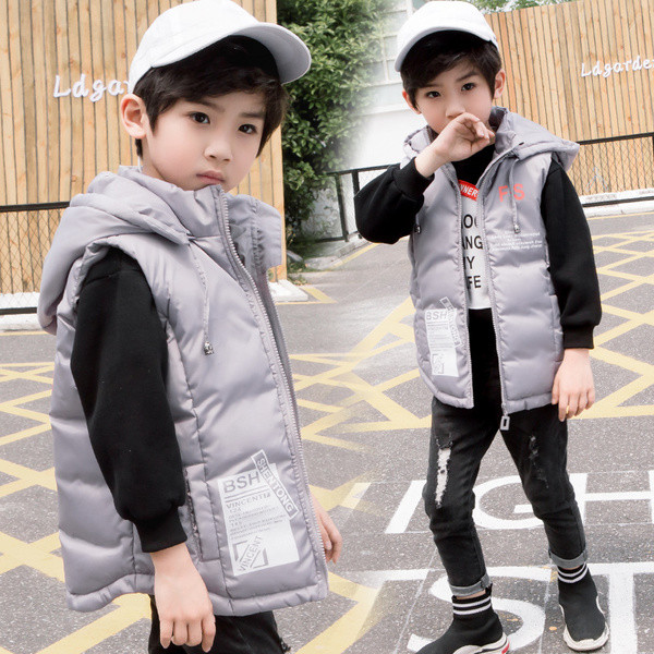 Модерен детски елек за момчета в три цвята с надпис на гърба