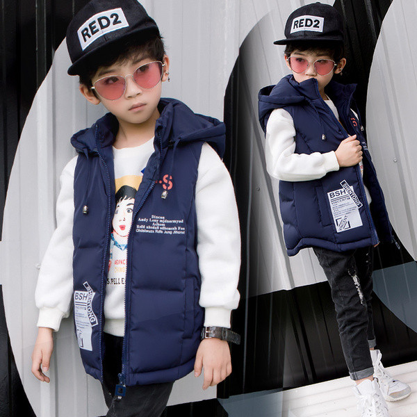 Модерен детски елек за момчета в три цвята с надпис на гърба