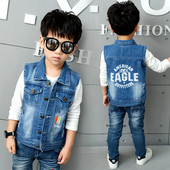 Модерен детски дънков елек за момчета с надпис на гърба