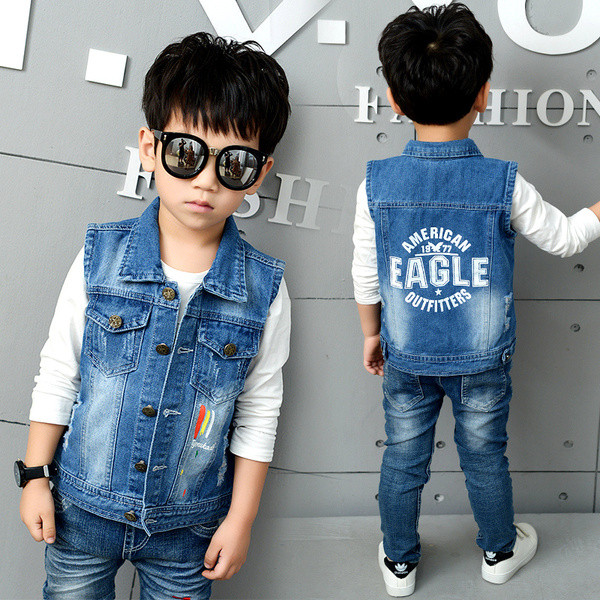 Модерен детски дънков елек за момчета с надпис на гърба