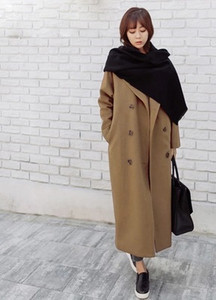 Дамско дълго палто с V-образна яка в няколко цвята