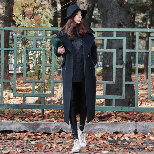 Ежедневно дамско палто  с V-образна яка и копчета 