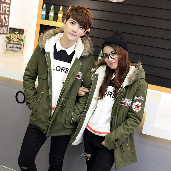 Ежедневно яке с емблеми и качулка с пух в три цвята 