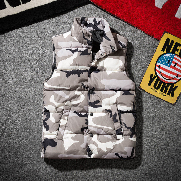 Модерен мъжки  елек с камуфлажен десен в няколко цвята 