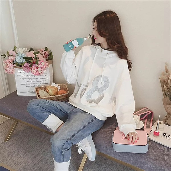 Дамски комплект - суичър с качулка и дънки 