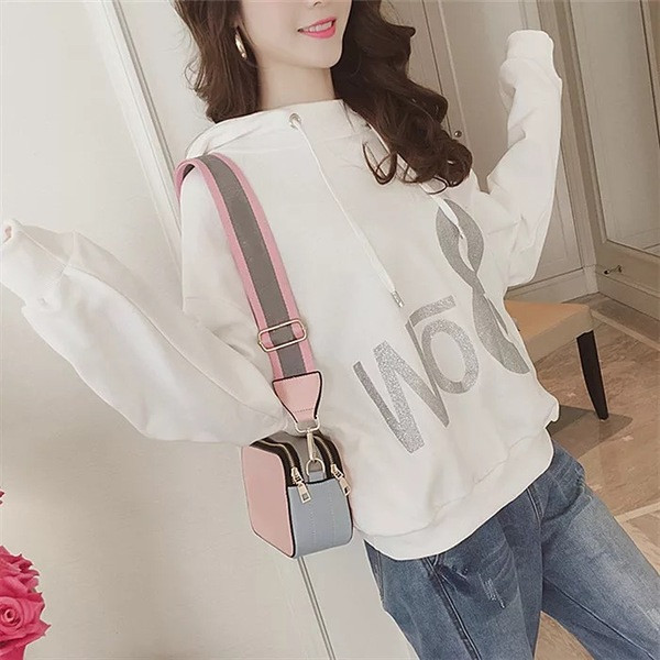 Дамски комплект - суичър с качулка и дънки 