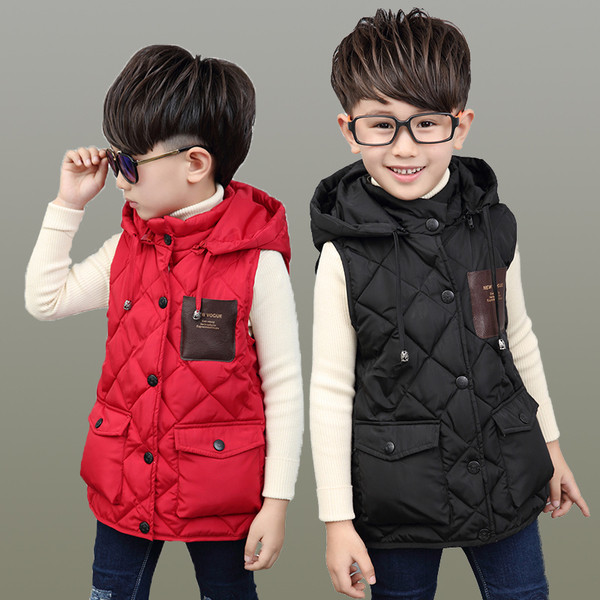 Moдерен детски елек с джобове и качулка в три цвята