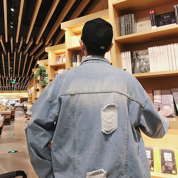 Модерно мъжко дънково яке с разкъсани мотиви в светъл цвят