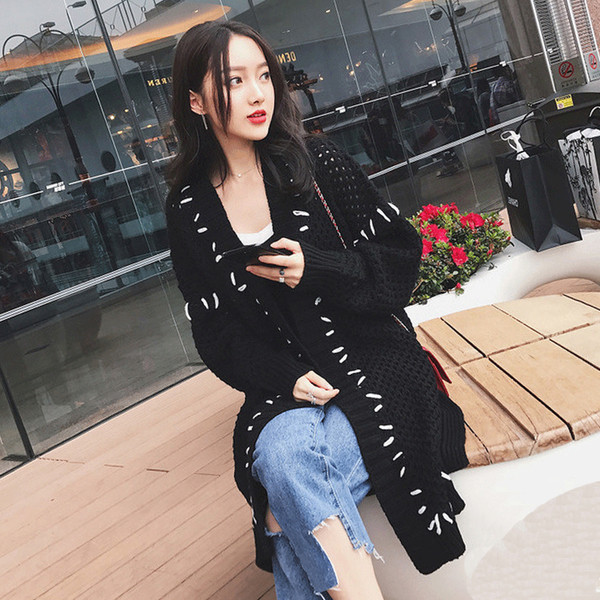 Модерна дамска жилетка с V-образно деколте в бял и черен цвят