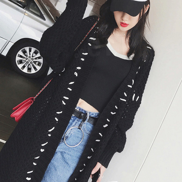 Модерна дамска жилетка с V-образно деколте в бял и черен цвят