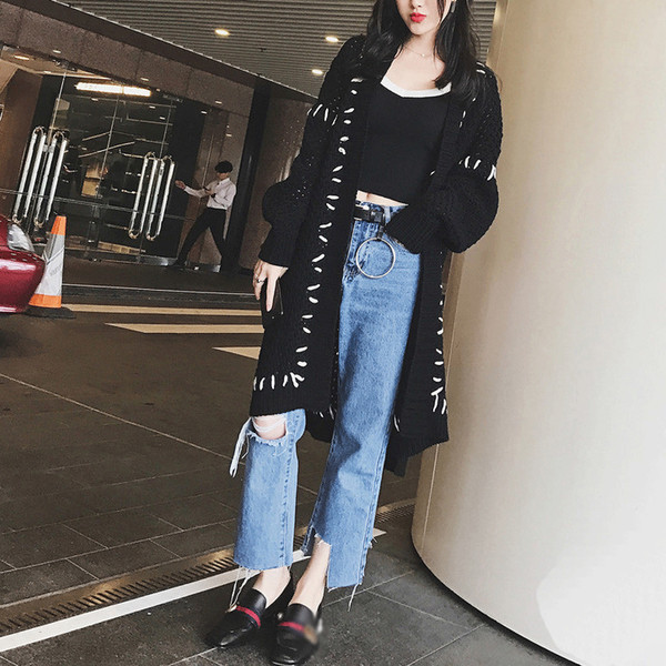 Модерна дамска жилетка с V-образно деколте в бял и черен цвят