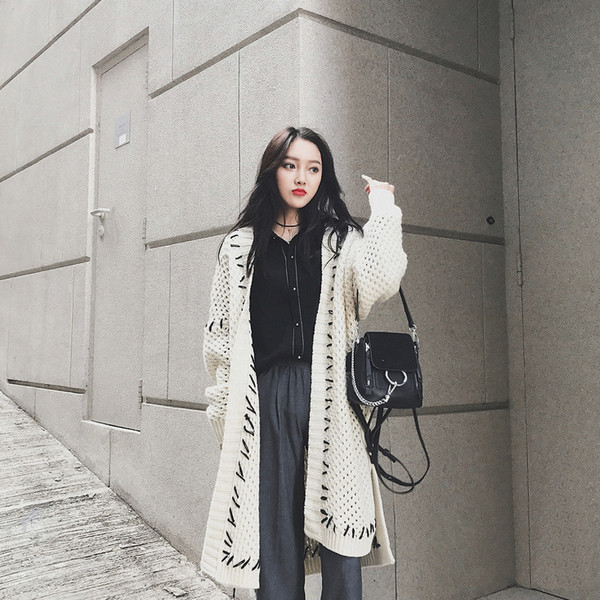 Модерна дамска жилетка с V-образно деколте в бял и черен цвят