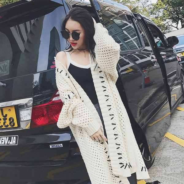 Модерна дамска жилетка с V-образно деколте в бял и черен цвят