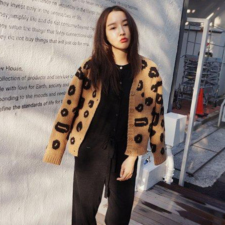 Vestă modernă de damă cu decolteu în V și nasturi